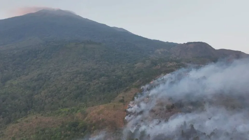 Pemkab dan Pemprov Koordinasi Atasi Karhutla Gunung Ciremai dengan Water Bombing